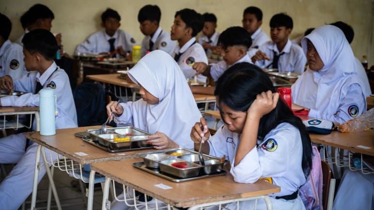 Has Indonesia's free meals programme achieved its goals? | Video 