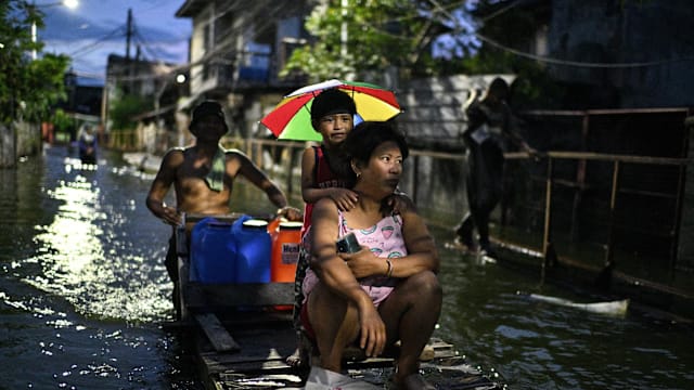 台风博罗依逼近 越南关闭四机场疏散上万人