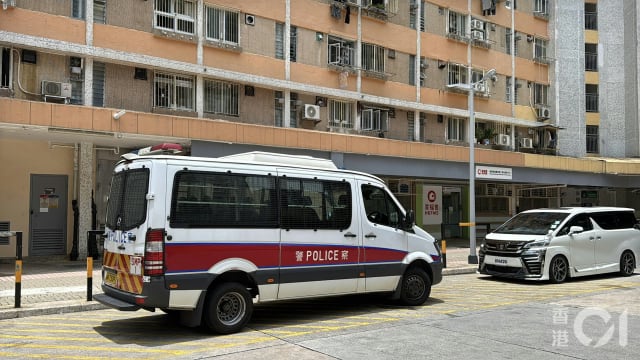 香港三岁女童疑伴母遗体四天 拍门哭喊揭发悲剧