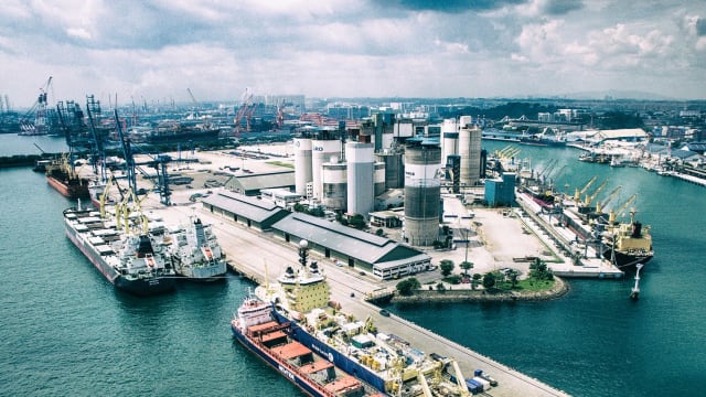裕廊海港油储码头一艘油槽船今早失火 所幸船员安然无恙