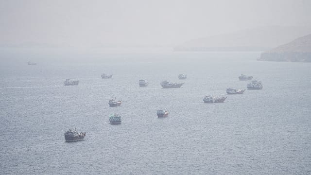 伊朗称油轮在霍尔木兹海峡触雷起火 美方驳斥说法