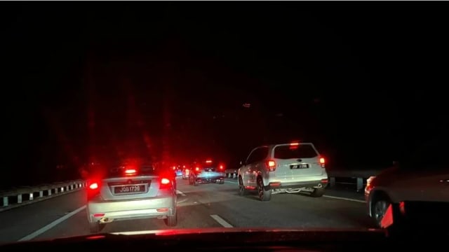 游子从金宝回狮城塞了近14小时 网民：车龙非常应景