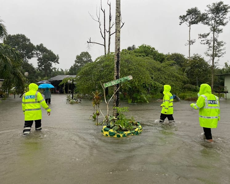 Heavy rain in Johor: Close to 4,000 victims forced into flood relief centres 