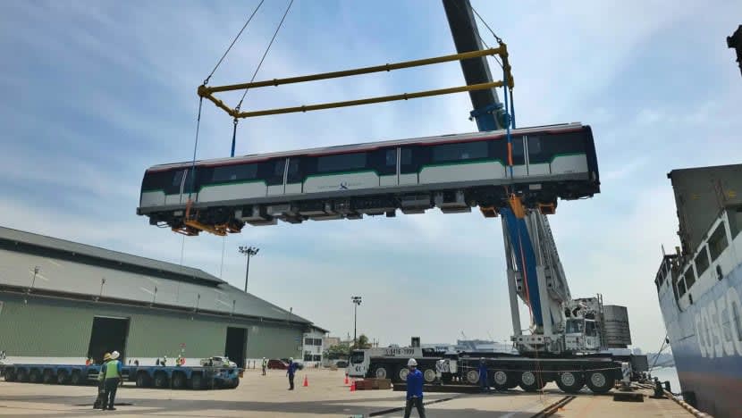 Kereta api baru bagi laluan MRT Utara-Selatan, Timur-Barat tiba di S'pura Kereta api baru bagi laluan MRT Utara-Selatan, Timur-Barat tiba di S'pura