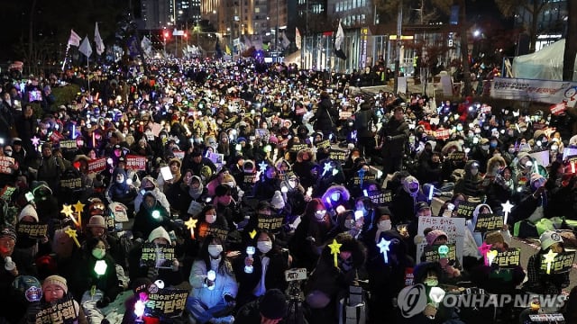 韩国民众在首尔各地举行集会 要求尹锡悦下台