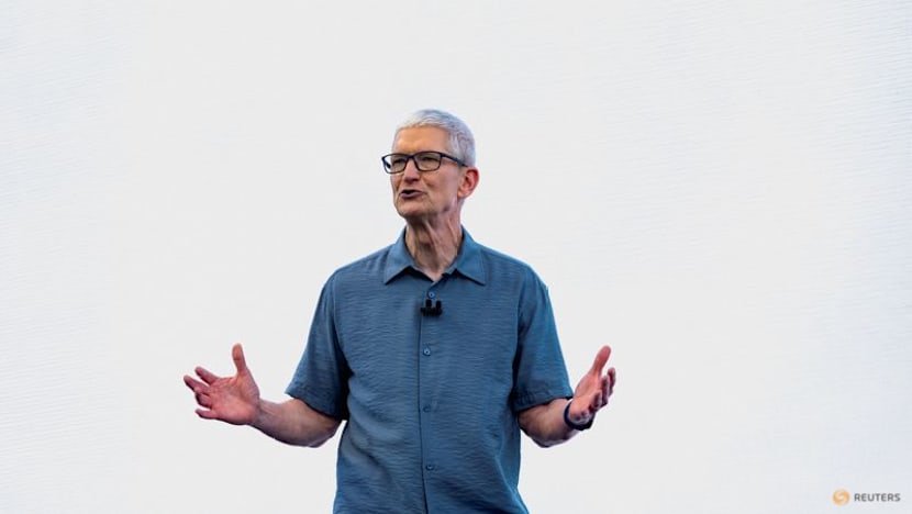 Apple CEO Cook is lauded by investors as he prepares for new role