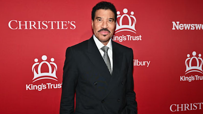   Penyanyi Amerika Lionel Richie dirawat di ICU selepas konsert