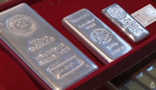 Peniaga perak SG berebut-rebut dapatkan stok di tengah harga melambung tinggi