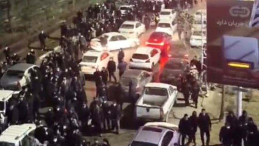 Iran Protests Surge Nationwide: Internet Blackout Imposed Amid Rising Death Toll and Government Crackdown Threats