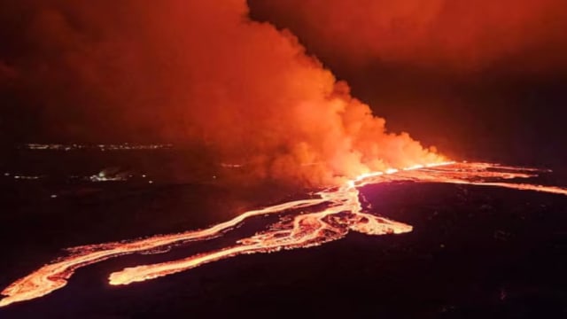 冰岛一火山爆发 喷出大量熔岩