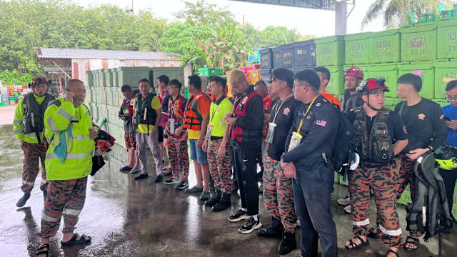 担心被拐卖 合艾灾民一度拒登罗厘撤离