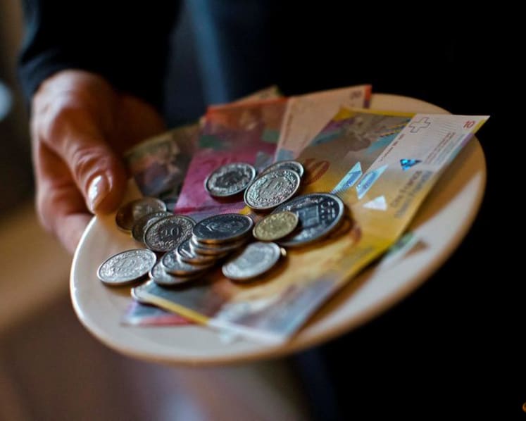 Swiss cling on to cash as survey shows payment app use stalling