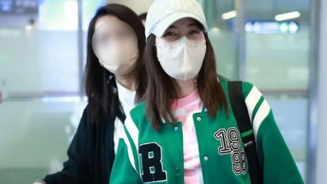 《乘风2023》翻车风波后首露面　徐怀钰机场向粉丝灿笑