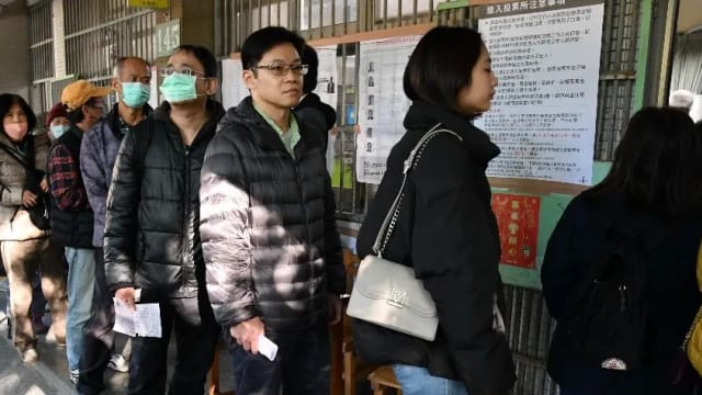台湾大选：投票站一早现人龙 年轻人比以往多