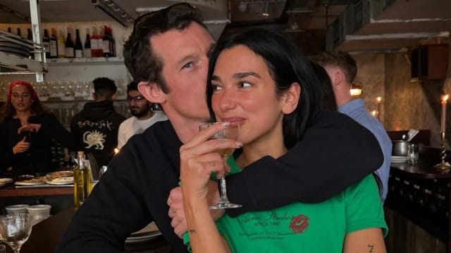 Callum Turner用心打造婚戒，感动Dua Lipa点头嫁