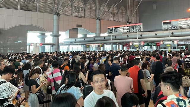 卫塞节长周末结束人流返新 傍晚越堤时间需要三小时