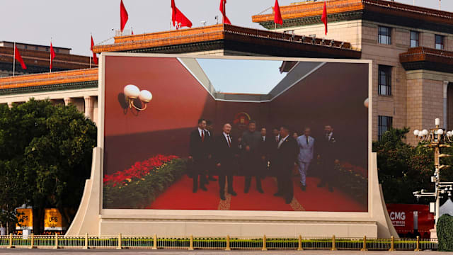 习近平普京金正恩齐登天安门城楼 历史性同框
