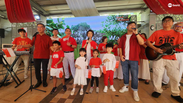 武吉甘柏居民欢庆60小时 以歌声花朵游戏向国家致敬