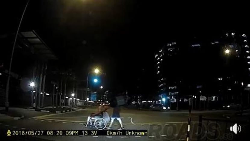 Penghantar Deliveroo turun motosikal ‘kirim’ bantuan kepada warga tua berkerusi roda