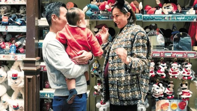 挺孕肚带女儿出游，43岁前港姐朱慧敏“三年抱两”有秘诀！