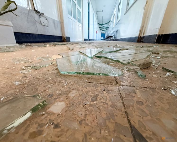 Yemen fighting overwhelms hospitals, cuts aid to 800,000 people, relief agencies say
