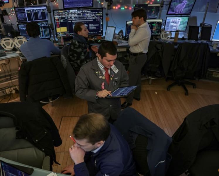 Wall Street ends mixed at the top of the new year; Treasury yields move higher