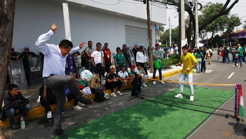Politics aside, Mexico and Ecuador fans keep World Cup rivalry friendly