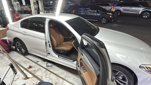 车辆处倒车挡？芭提雅宝马突冲向人群致五外国人受伤