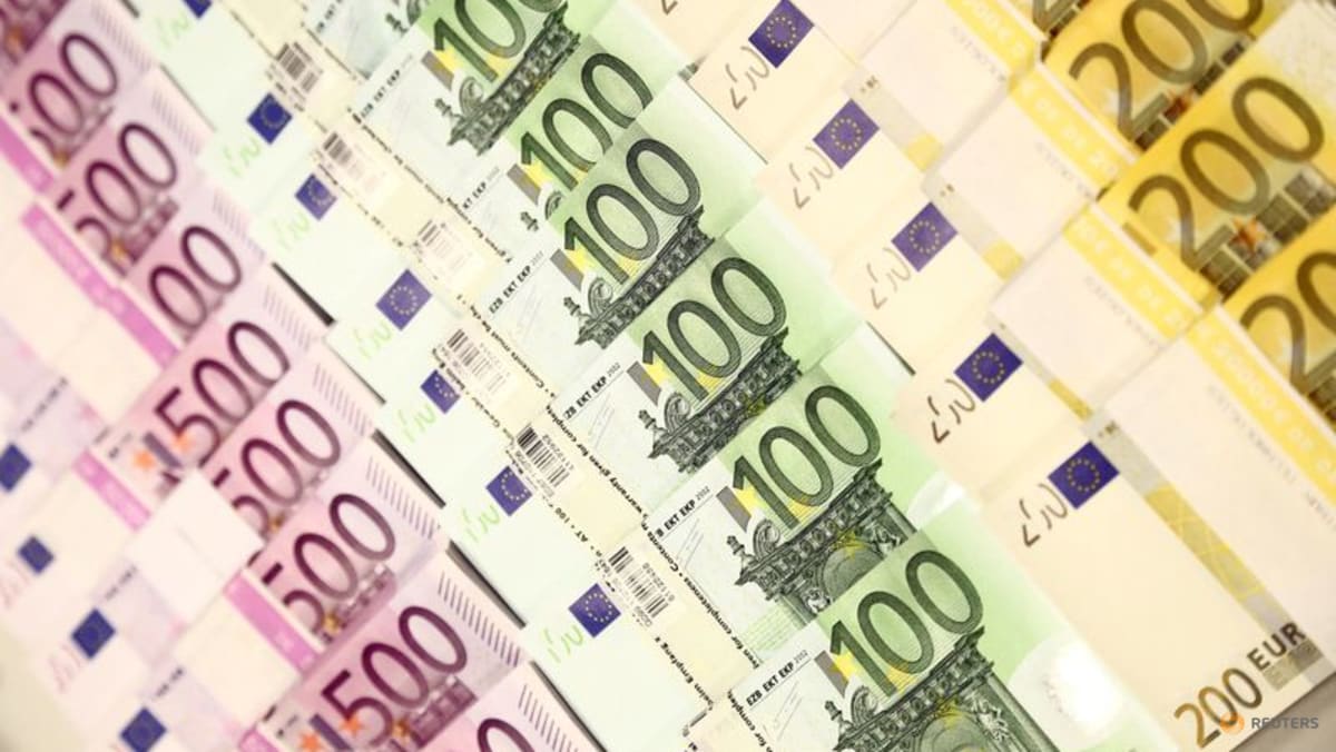 Euro dips on reports ECB chief to leave, kiwi slumps as RBNZ takes easy stance