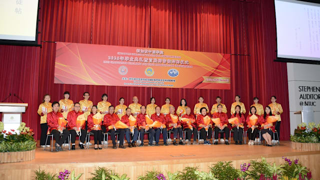 新加坡中医学院毕业礼首办“师带徒”仪式  引领中医传承新模式