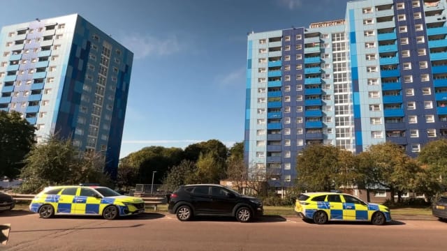 英国公寓发现三具尸体 18岁青年被捕
