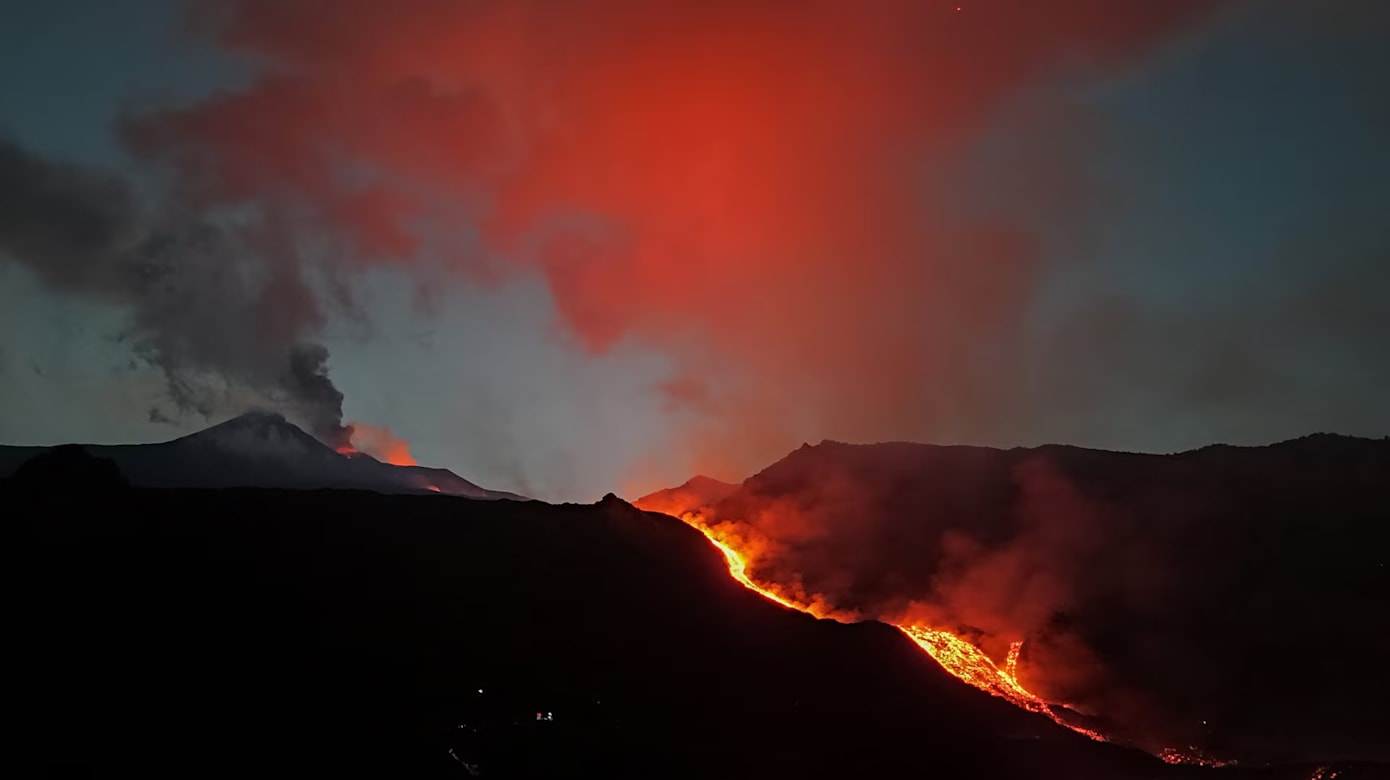 意大利埃特纳火山持续喷发 卡塔尼亚机场暂停航班起降