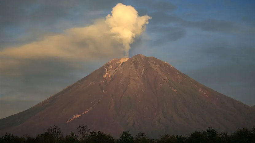 Gunung Semeru meletus 2 kali dengan abu setinggi 700m