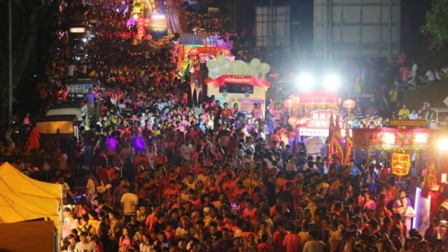 柔佛古庙众神夜游30人受伤不适 送院七人包括警员