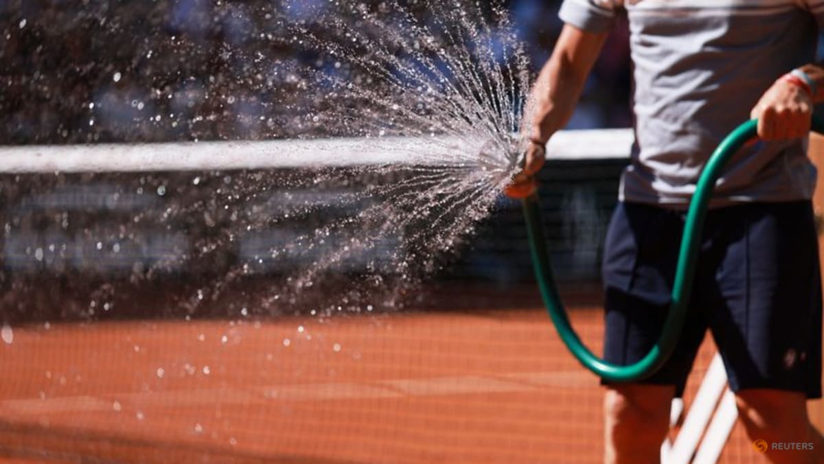 Scorching heat, faster courts test players at French Open