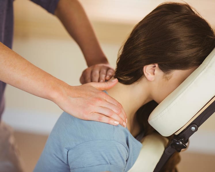 Neck cracking and massages: How can we protect ourselves from potential injuries?