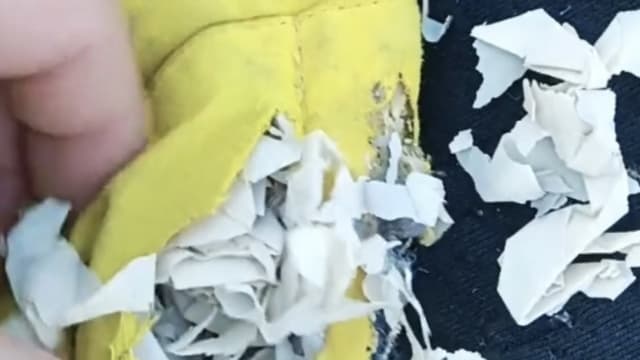 小学冬季校服材质疑是碎布垃圾 中国家长怒斥学校