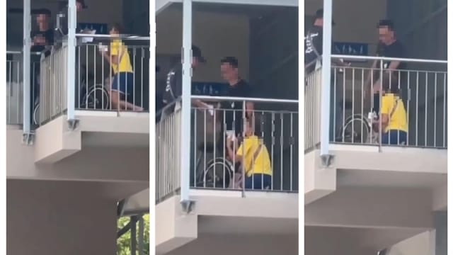 妇女天桥违规骑行被查下跪求情 陆交局：执法时可更具同理心
