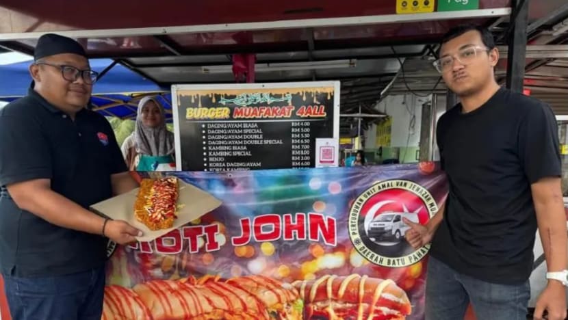Peniaga bazar Ramadan di Johor ini sumbang sebahagian daripada hasil jualan kepada pertubuhan amal Peniaga bazar Ramadan di Johor ini sumbang sebahagian daripada hasil jualan kepada pertubuhan amal