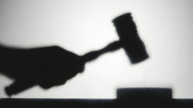 男子酒后搭肩他人女友被揍 索赔精神损害被驳回