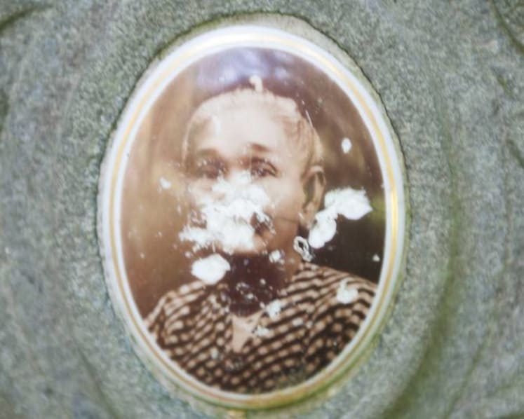 Commentary: Taking obituary photos and the difference between death and dying