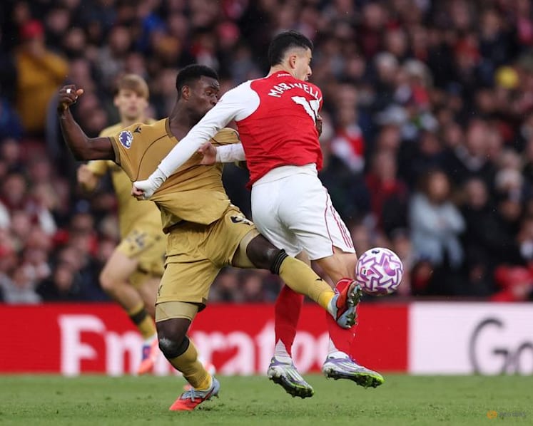Arsenal go clear after win over Palace, Man City slip up at Villa