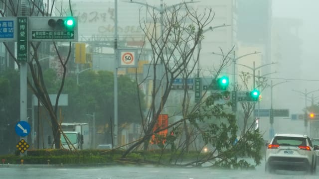 台风山陀儿中午登陆台湾 高雄屏东强风暴雨