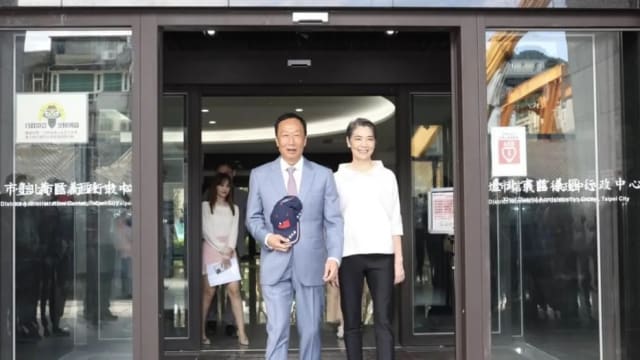 郭台铭派副手赖佩霞领台湾总统和副总统选举候选人登记申请表