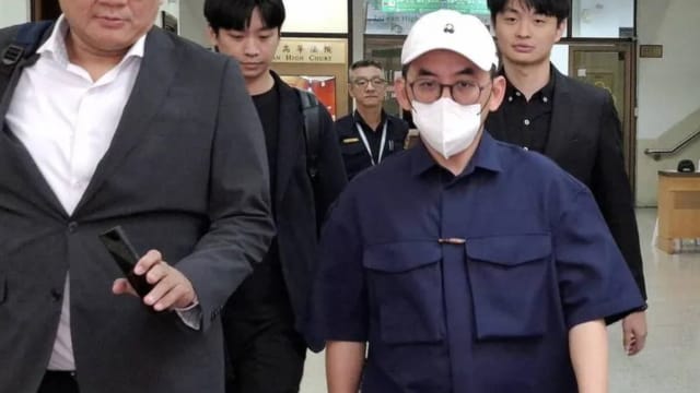 黄子佼现身调解庭再度鞠躬道歉！律师：已与所有被害人和解