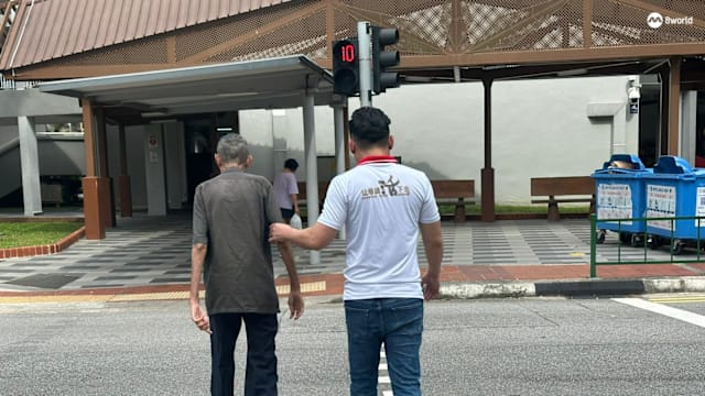 助清理“垃圾屋” 义工：想象老翁是亲人盼他过得好一点