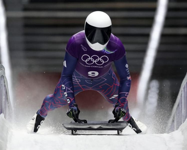 Skeleton-Weston keeps cool amid startline mayhem to lead at halfway