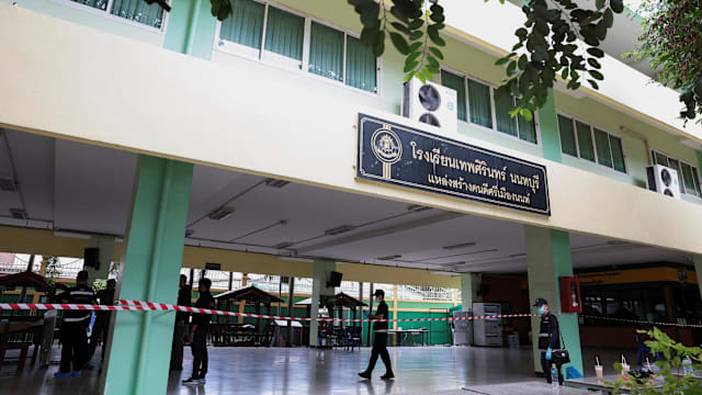 幸存教师惊魂一刻 枪手近距离开枪及时闪避逃生