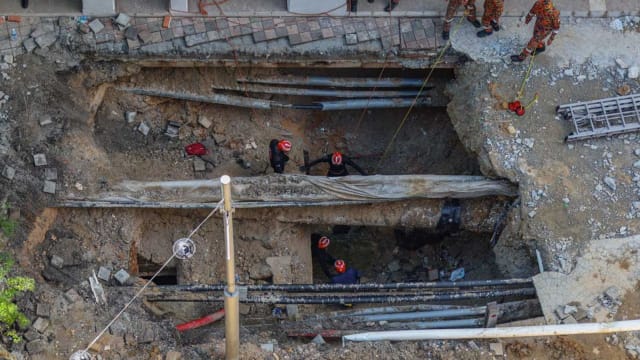 目前只寻获拖鞋 坠入地洞女游客不排除卡在排污涵井