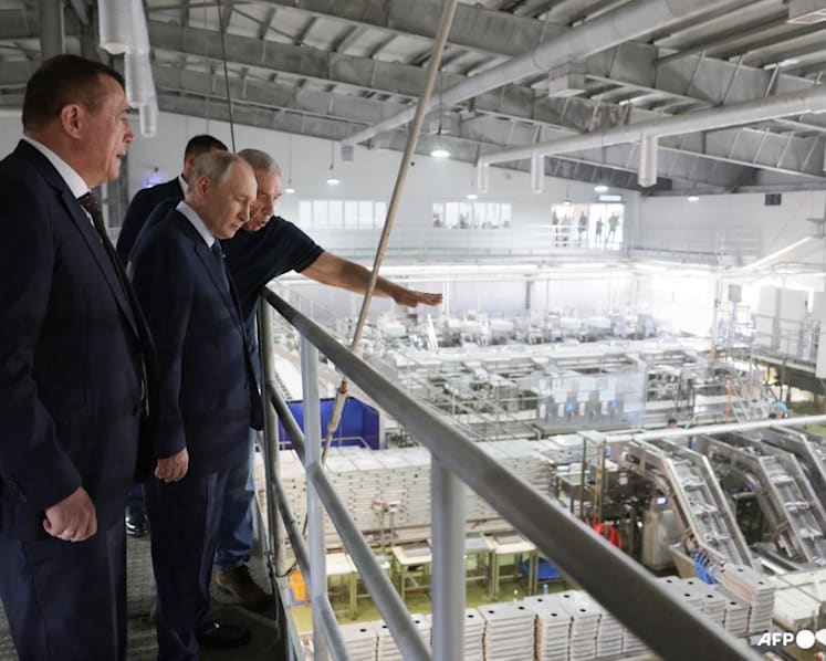 Putin visits Kuril islands claimed by Japan for first time Putin visits Kuril islands claimed by Japan for first time